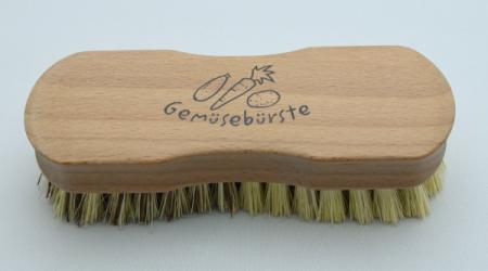 Längliche Gemüsebürste. Ergonomische 8er-Form. Hersteller Bürstenfabrik Keller in Todtnau im schönen Schwarzwald.